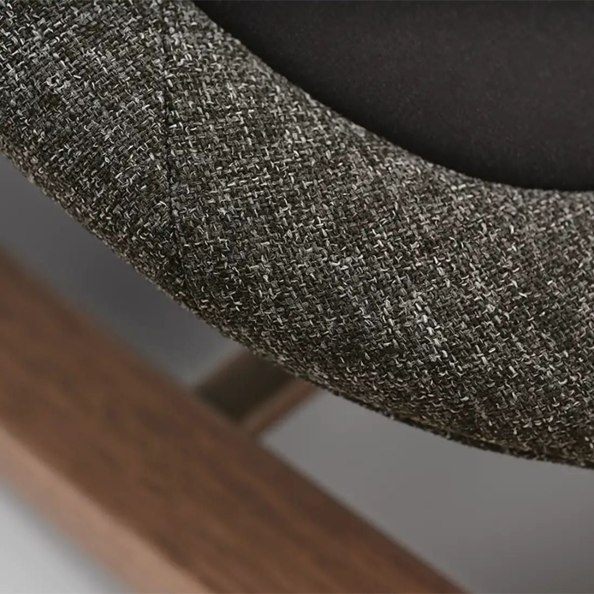 Cadeira de Balanço Nuna Bryn Sanderson-Black Walnut - Comfort That Elevates Daily Moments