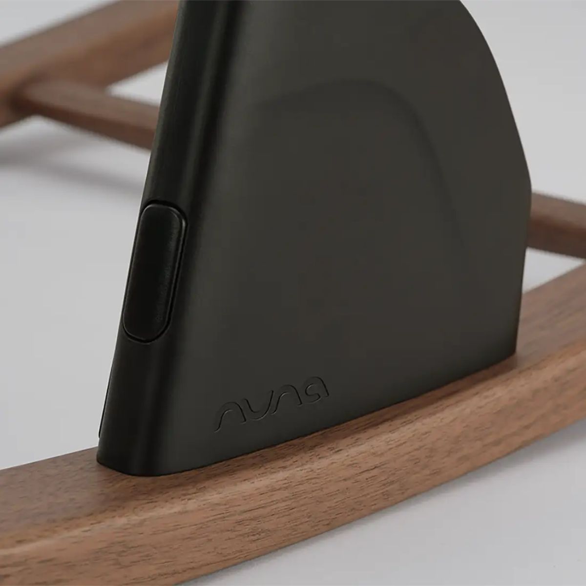 Cadeira de Balanço Nuna Bryn Sanderson-Black Walnut - Elegant Design with Practical Use